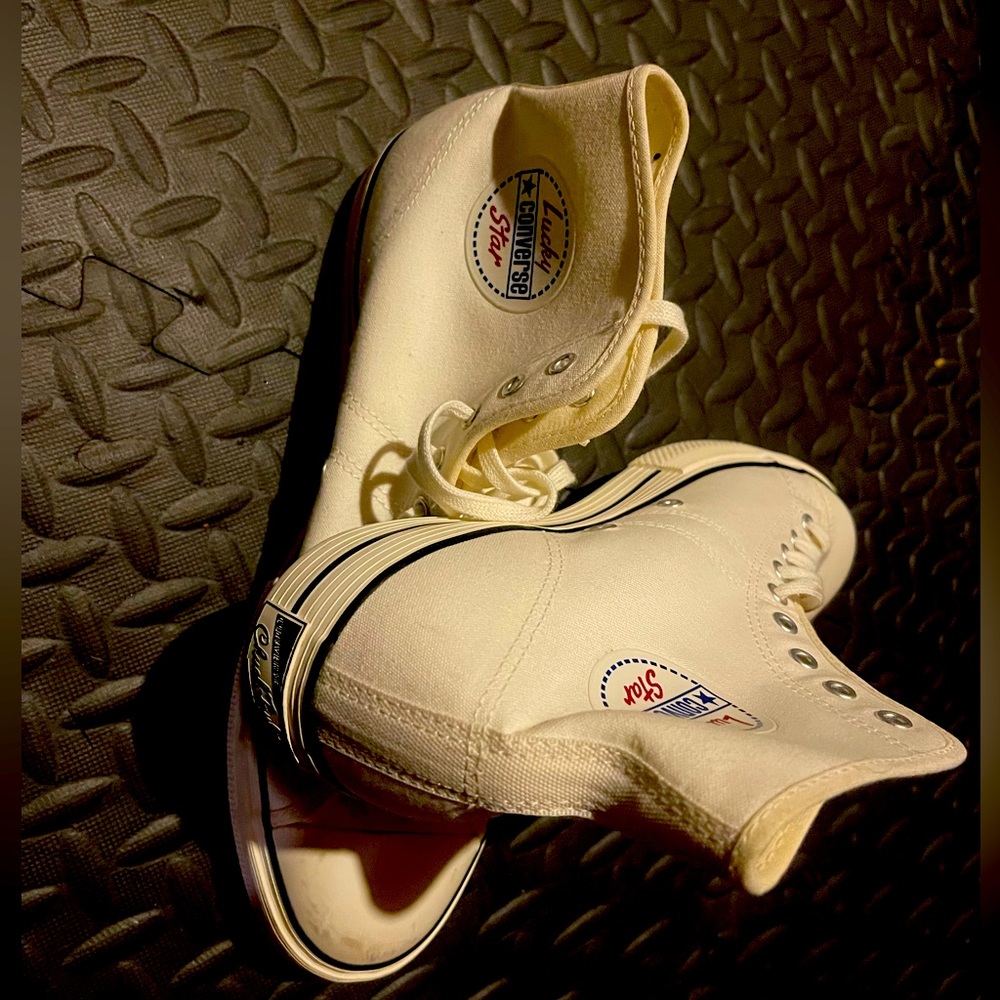 Converse Chuck Taylor, size 10 very comfy. NWOT. Nice looking!!!